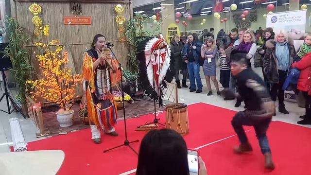 ТЦ "Ханой-Москва". Выступление мексиканской группы.