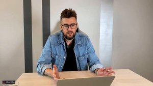 Девушка не проявляет инициативу.