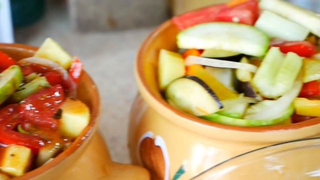 Для тех, кто худеет. Овощи в ГОРШОЧКЕ, цыганка готовит. Gipsy cuisine.