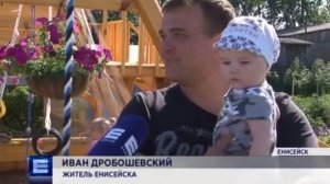 Житель Енисейска вместо дома на собственном участке построил детский городок