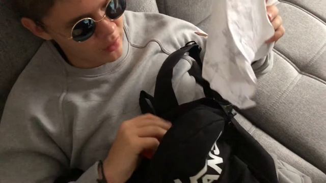 ЧТО В ПОРТФЕЛЕ У СОВРЕМЕННОГО ШКОЛЬНИКА? смотреть онлайн