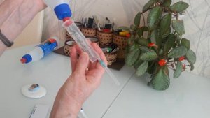 КАК НАБРАТЬ КЛЕЙ В ШПРИЦ.