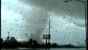 Торнадо в США разрушает все!