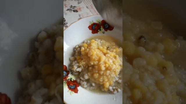 Подливаем горохового супа на перловку в глубокой тарелке Шестого Июня смотреть онлайн