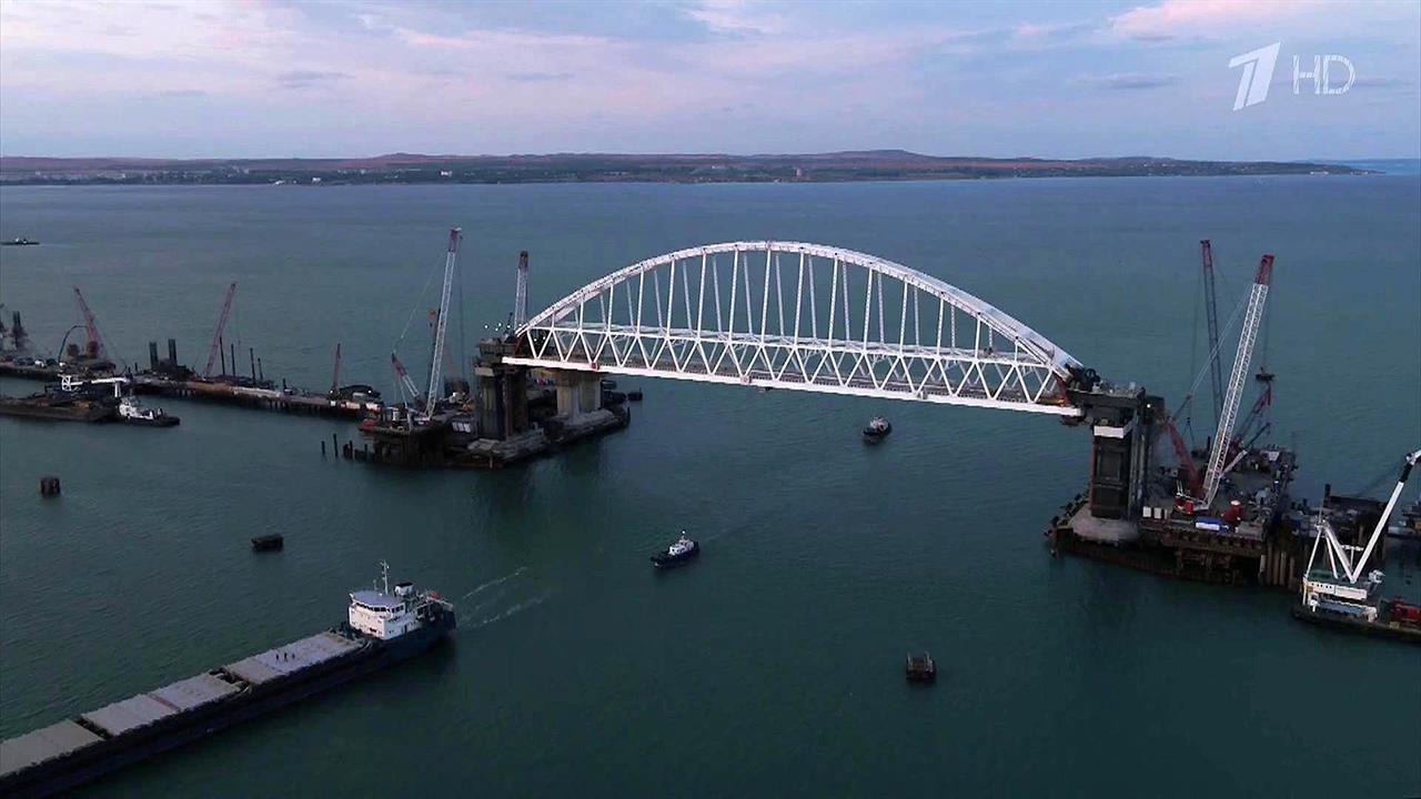 Уникальная операция по доставке и установке арки ж...рожного моста через Керченский пролив завершена