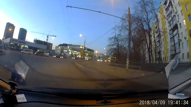 Круг и девушка с телефоном.... Эмоции. Мат. смотреть онлайн