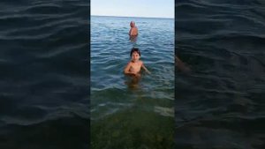 Анюта ныряет в морскую воду)))