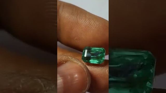 Natural Emerald cut zambiyan Qalety very very very good 100 % Natural Total wt 4 ct 2 pis