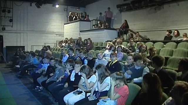 Театр юного зрителя представил премьеру спектакля «Железяка или «училка» из недалекого будущего» смотреть онлайн