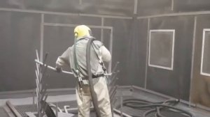 Работа в обитаемой камере дробеструйной / пескоструйной очистки | www.raymark.ru