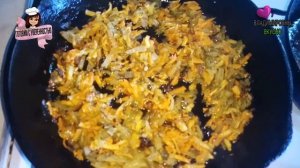 Куриная печень с маринованными огурцами.