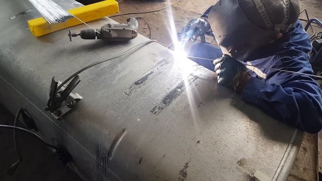 DAF 105 ремонт топливного бака и ступицы ! смотреть онлайн