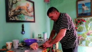 Помогаю жене на кухне.Жизнь в деревне