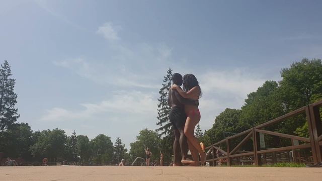Bailando kizomba en la piscina - Salsatoria смотреть онлайн