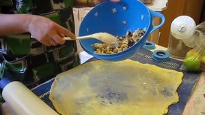 Растягиваем тесто на штрудель