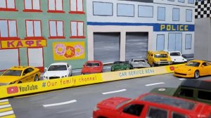 Мультик про машинки. Деттойс - город для машинок. Соревнования на скорость.