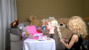 Делаем прическу на манекене с заколками.