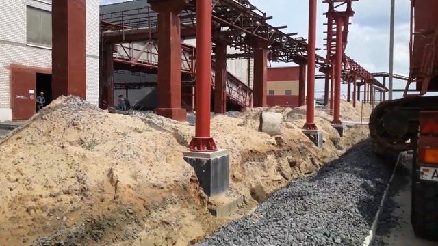 Выгоняем с объекта гусеничный кран СКГ-401 смотреть онлайн