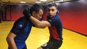 Рычага локтя из стойки - "Висячка". Болевой приём на руку с прыжком на соперника.