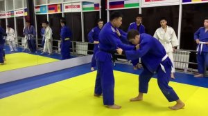 Дзюдо - контрприем от зацепа изнутри под одноимённую ногу. Judo - counterattack Ko Uchi Makikomi.