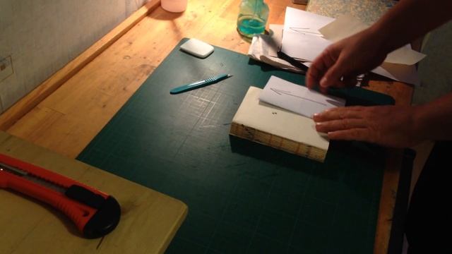 Курс переплетного дела, ролик 1: Ремонт книги, поднятие новых форзацей смотреть онлайн