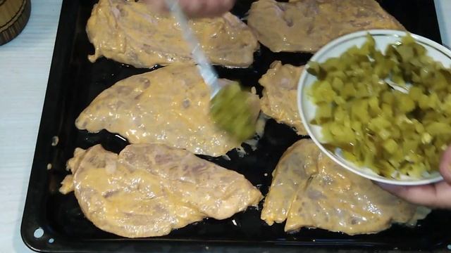 НА КУРИНОЕ ФИЛЕ ПОЛОЖИТЕ МАРИНОВАННЫЕ ОГУРЧИКИ, ПРИСЫПЬТЕ СЫРОМ И В ДУХОВКУ