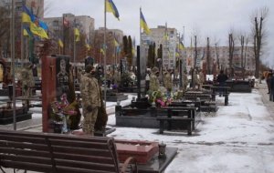 На Украине погибших солдат хоронят прямо в городских парках | новости сегодня