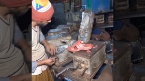 производство резиновых тапочек в Индии.