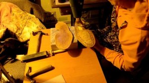 Обувь ручной работы. Приклеиваем кожаную подошву к верху из кожи.