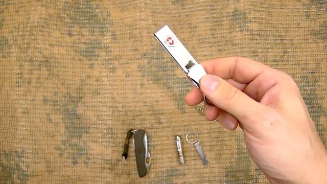 Видео обзор зажима на ремень Multiclip с двумя цепочками 4.1860 от " Victorinox". смотреть онлайн