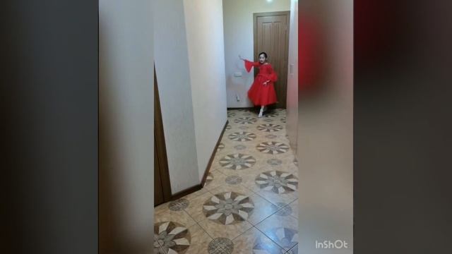 Е Юля и Ира. «Девочки в красном»