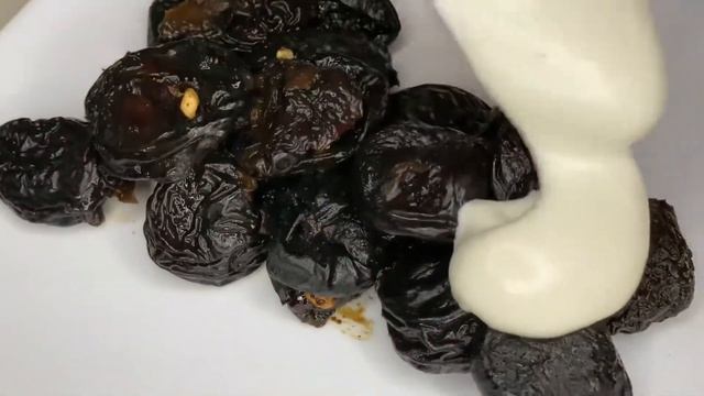 Десерт из детства. Чернослив з грецкими орехами, сгущёнкой и сметанным кремом
