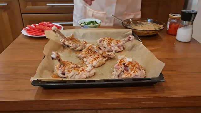 Куриное бедро, под помидором и плавленным сыром!!
