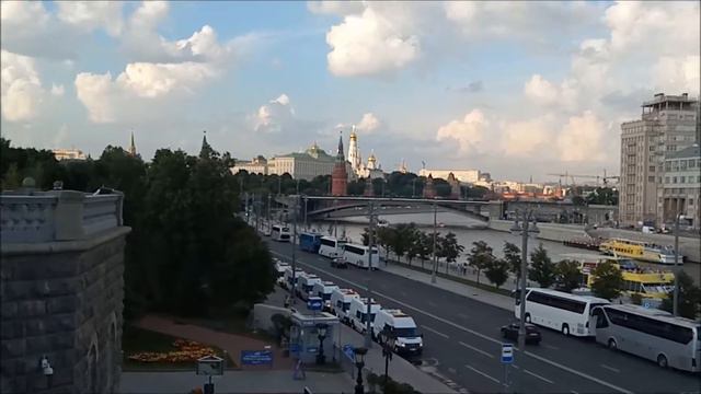 Moscow river from the bridge near the Cathedral of Christ the Saviour смотреть онлайн