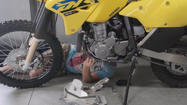 Ep 8. Suzuki DRZ400E Bash Plate Install смотреть онлайн