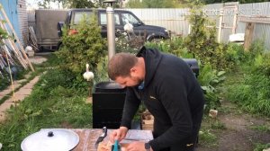 Цыплёнок табака в казане на костре