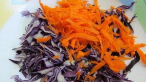 Салат из красной капусты с крабовыми палочками