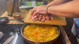 КАПУСТНАЯ СОЛЯНКА С СОСИСКАМИ ИЗ МОЕГО ДЕТСТВА!)) Капуста тушёная. #гарикжарит #вкусно #рецепт #еда