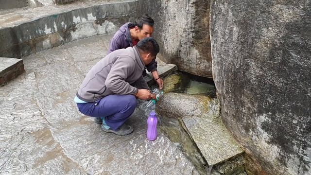 Индия Часть 19: Водитель набирает воду по пути в Гималаи смотреть онлайн