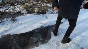 Ломаем лёд ногами =)