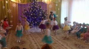 Нежный танец с лентами для девочек.Ніжний танець зі стрічками для дівчаток у дитячому садку