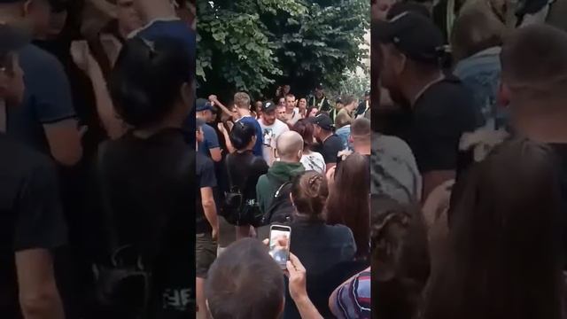 Люди после митинга