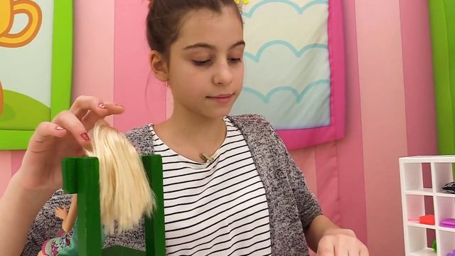 Новогоднее платье для Барби от подружки Вики смотреть онлайн