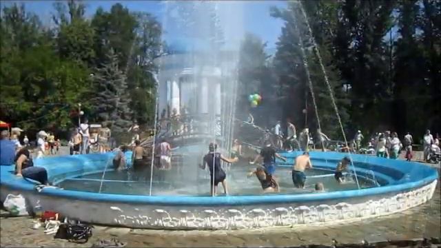 Купание в фонтане или День защиты детей