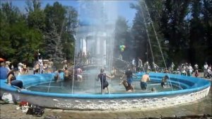Купание в фонтане или День защиты детей