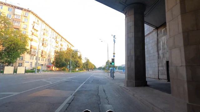 На машине по Москве от Нагатинской до Болотной Набережной на рассвете в 4k