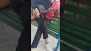 Таджик играет на гитаре песня Девочка стоп