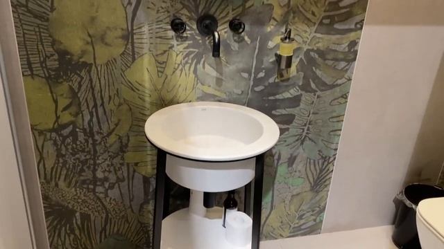 Пример использования панелей AlumoArt в санузле салона крупноформатной плитки Novus Size + смотреть онлайн