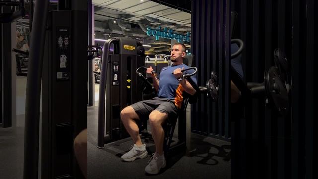 Сгибания рук сидя в тренажере. Упражнение для развития бицепса смотреть онлайн