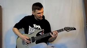 Мужик супер круто играет на электрогитаре